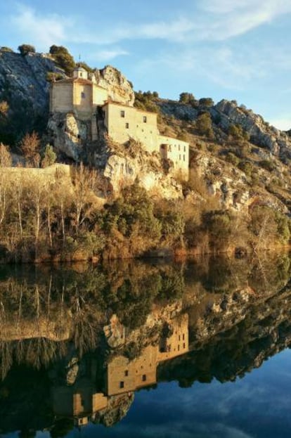 La ermita de San Saturio, a orillas del Duero, en la ciudad de Soria.