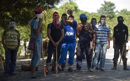 Varios vecinos de Catatumbo (en el departamento colombiano de Norte de Santander) protestan por la erradicación de cultivos de coca, en 2013.