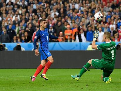 Griezmann supera Halldorsson no quarto gol da França.