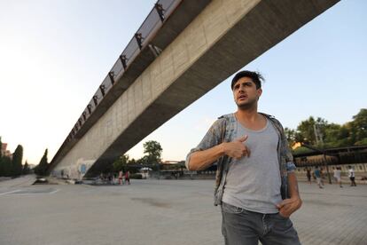 El actor Juan Ceacero ensaya en el parque de las Delicias.