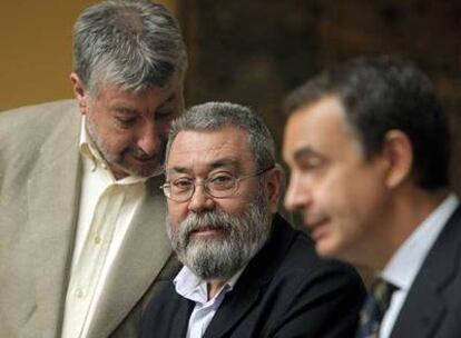 Fidalgo, Méndez y Zapatero, de izquierda a derecha, en la rueda de prensa tras la reunión ayer en La Moncloa.