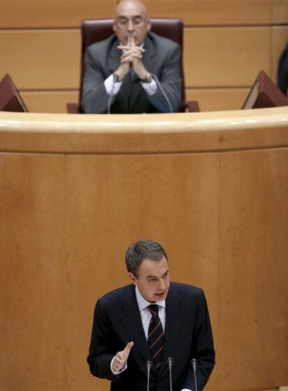 El presidente del Gobierno, José Luis Rodríguez Zapatero, en la sesión de hoy en el Senado.