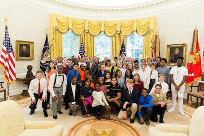 El presidente Donald J. Trump firma un memorándum presidencial que amplía el acceso a STEM de alta calidad y educación en informática, el 25 de septiembre de 2017.