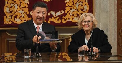 Xi Jinping recibe la Llave de Oro de Madrid de la alcaldesa Manuela Carmena.