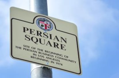 A placa que marca a origem da comunidade iraniana em Los Angeles, chamada oficialmente de Persian Square.