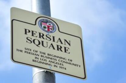 A placa que marca a origem da comunidade iraniana em Los Angeles, chamada oficialmente de Persian Square.