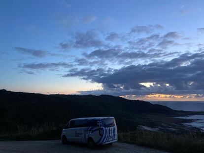 La Ford Tourneo Custom Hybrid en la que Kepa Acero viaja por el norte de España.