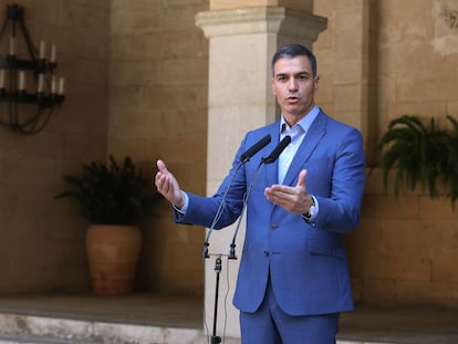 Pedro Sánchez, comparece ante los periodistas tras despachar con el Rey en el palacio de la Almudaina, en Palma, el pasado 2 de agosto.