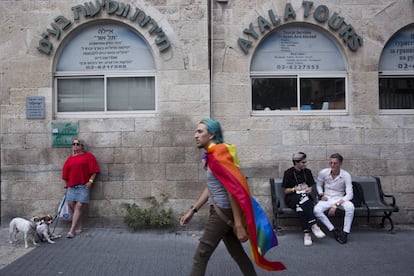 Un hombre camina con la bandera arcoíris a sus hombros durante la Marcha del Orgullo LGTB en Jerusalén.