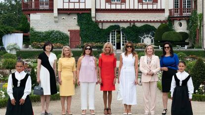 El pasado 26 de agosto en Biarritz. En el centro, de rojo, Brigitte Macron junto a Melania Trump, vestida de blanco, junto a otras primeras damas.