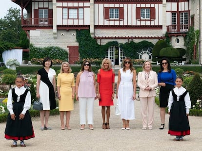 El pasado 26 de agosto en Biarritz. En el centro, de rojo, Brigitte Macron junto a Melania Trump, vestida de blanco, junto a otras primeras damas.