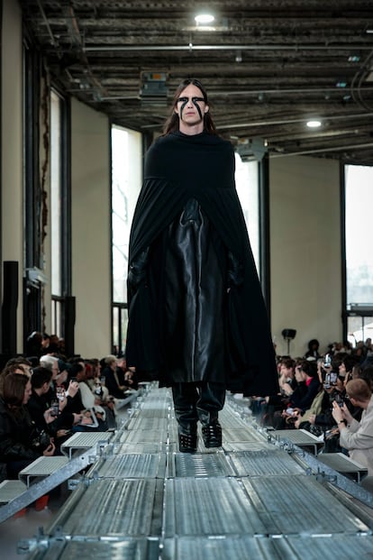 El universo gótico de Rick Owens, en la pasarela de la semana de la moda masculina de París.