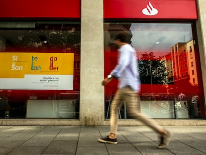 Una persona pasa ante el anuncio de una hipoteca en una sucursal de Madrid, el pasado junio.