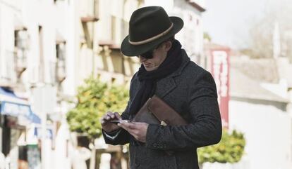 Este hombre, un clásico andaluz según el banco de fotos genéricas de donde proviene, pero más probablemente un espía pensando que se ha disfrzado de español, podría estar dejándose una dineral en su misión.