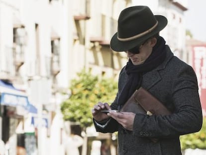 Este hombre, un cl&aacute;sico andaluz seg&uacute;n el banco de fotos gen&eacute;ricas de donde proviene, pero m&aacute;s probablemente un esp&iacute;a pensando que se ha disfrzado de espa&ntilde;ol, podr&iacute;a estar dej&aacute;ndose una dineral en su misi&oacute;n.