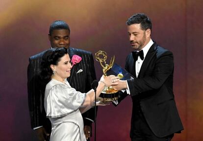 Alex Borstein recibe de manos de Jimmy Kimmel el premio a Mejor actriz de reparto en comedia por 'The Marvelous Mrs. Maisel'.