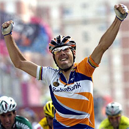 Óscar Freire celebra su triunfo de ayer tras pasar la línea de meta.