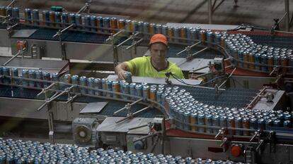 A worker at a soft drinks factory in Matorelles, Barcelona (Spain).
