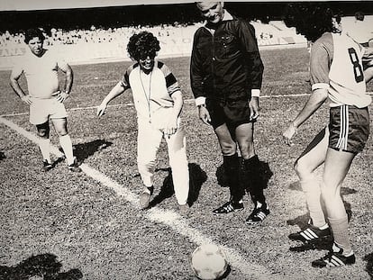 Ruth Escobar e Rose do Rio dão pontapé inicial de jogo no Morumbi, em 1982.