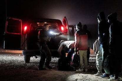 Un grupo de migrantes son ingresados en una furgoneta por agentes migratorios, tras ser detenidos en Lukeville.