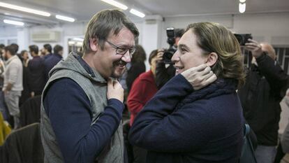 El portavoz de En Comú Podem en el Congreso, Xavier Doménech , junto a la alcaldesa de Barcelona, Ada Colau.