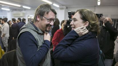 El portavoz de En Com&uacute; Podem en el Congreso, Xavier Dom&eacute;nech , junto a la alcaldesa de Barcelona, Ada Colau.