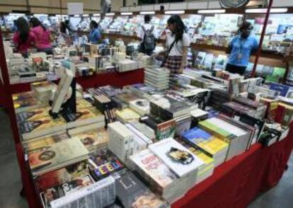 Vista general de un stand en la VIII edición de la Feria Internacional del Libro de Panamá que abrió sus puertas este miércoles en Ciudad de Panamá, con Francia como país invitado y la expectativa de que más de 70.000 personas la visiten hasta el próximo domingo.