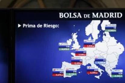 Vista de un panel de la Bolsa de Madrid que muestra la evolución de la prima de riesgo de los países europeos. EFE/Archivo