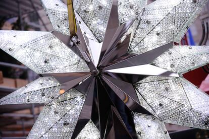 La firma Swarovski ha sido la encargada de fabricar la estrella que decora el inmenso árbol del Rockefeller Center de Nueva York. Olivia Wilde fue la encargada de encender las luces con esta lujosa pieza detrás.