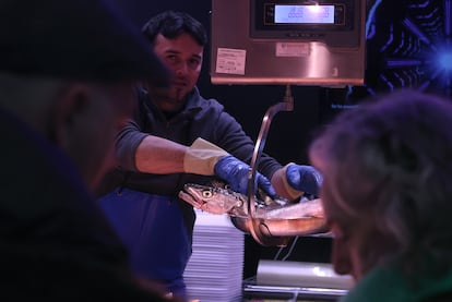 Pescadero en el Mercado de Ventas, en Madrid.   Jaime Villanueva/El País