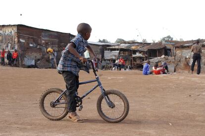 Kenia. Jefrey monta en una bicicleta de niños aunque él se hizo adolescente (quizás adulto) hace algunos años. Lleva toda la tarde intentado hacer un derrape sin poner los pies en el suelo. Vive en Matahare, un suburbio a escasos 30 minutos de la zona de rascacielos de la capital de Kenia, Nairobi. Todos sus hermanos trabajan cargando chatarra en bicicletas y Jefrey apunta maneras.