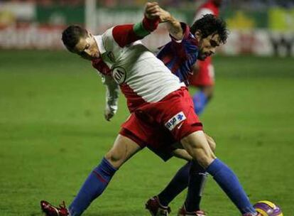 Torres lucha por el balón