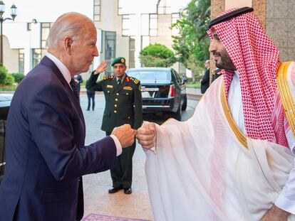 Joe Biden, en el momento de su saludo con el príncipe heredero Mohammed bin Salmán, en Yeda (Arabia Saudí).
