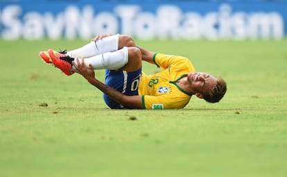 Neymar cai no gramado depois de uma disputa de bola.