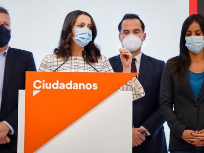La líder de Ciudadanos, Inés Arrimadas (segunda por la izquierda), en la rueda de prensa este viernes.