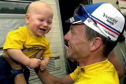La familia de Armstrong fue su gran apoyo para superar su enfermedad y convertirse en líder del ciclismo mundial. En la foto, Armstrong  jugando con su hijo Luke, momentos antes de comenzar la 13ª etapa del Tour de Francia. (14/07/2000)
