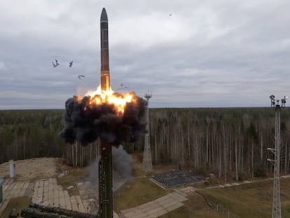 El misil balístico intercontinental Yars lanzado este miércoles desde la base espacial de Plesetsk (Rusia), en una imagen difundida por el Ministerio de Defensa ruso.