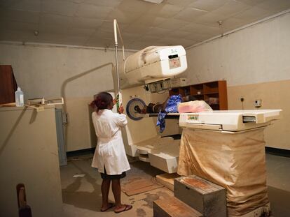 Una mujer recibe radioterapia para tratar su cáncer de cuello de útero en el hospital Mulago de Kampala, Uganda, el 19 de junio de 2013.