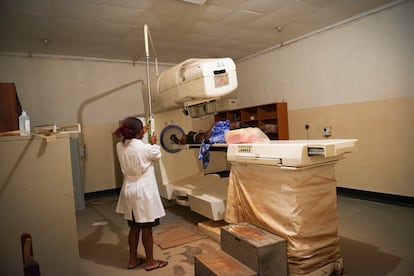 Una mujer recibe radioterapia para tratar su cáncer de cuello de útero en el hospital Mulago de Kampala, Uganda, el 19 de junio de 2013.