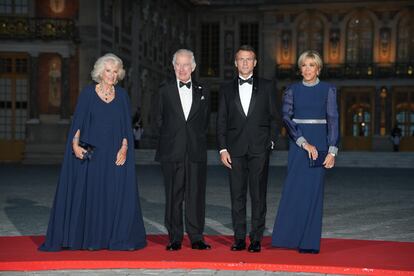 De izquierda a derecha, la reina Camila, Carlos III, Emmanuel Macron y Brigitte Macron, en la cena de gala en el Palacio de Versalles (París), el 20 de septiembre de 2023.