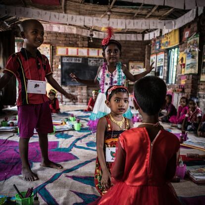 Musamat Murshida Sultana , de seis años, juega en Bakchora, una escuela pre - primaria financiada por Unicef en la localidad de Satkhira Sadar, en Bangladesh, el 4 de abril de 2016. La educación preescolar es para los niños menores de cinco años totalmente gratuita. Los padres son conductores de triciclos, pescadores y jornaleros y no podrían permitirse pagarla. En clase, los niños cantan canciones de cuna y trabajan en grupos.