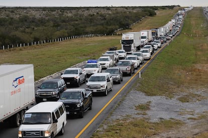 Mexicanos que viven en Estados Unidos hacen fila antes de cruzar una caseta de peaje para pasar las fiestas navide?as con sus familias, en Nuevo Laredo, Tamaulipas, este 19 de diciembre.