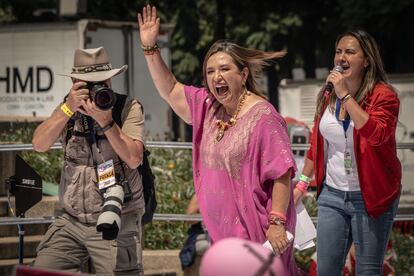 Xóchitl Gálvez recibió la constancia como candidata presidencial de la coalición Frente Amplio por México, en el Ángel de la Independencia, en la capital del país, el 3 de septiembre de 2023.