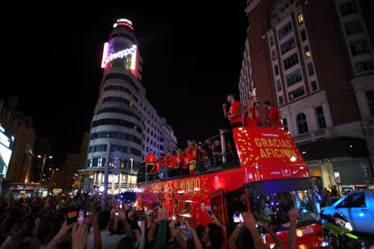 El autobús con la Selección Española de baloncesto, a su paso por Callao, camino a la Plaza de Colón donde celebran con los aficionados el campeonato del Mundo conseguido en China. 