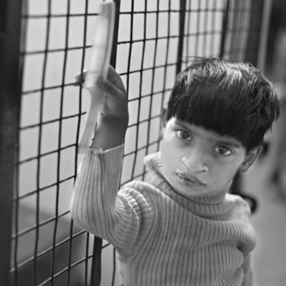 Belén Serrano ha recorrido medio mundo fotografiando niños, ancianos y personas con diferentes discapacidades de todas las razas. En la imagen un pequeño con enfermedad de labio leporino en el orfanato de Jaipur, en India.