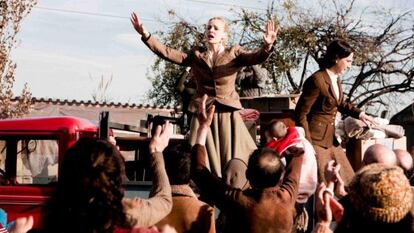 La actriz argentina Julieta Cardinali dando vida a Eva Per&oacute;n en la miniserie dirigida por Agust&iacute; Villaronga.