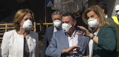 La ministra de Empleo en funciones, F&aacute;tima B&aacute;&ntilde;ez (d), y la consejera andaluza de Agricultura, Carmen Ort&iacute;z (i), protegidas con mascarillas en la f&aacute;brica de Ybarra.