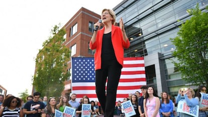 La candidata Elizabeth Warren hace campaña en Virginia.