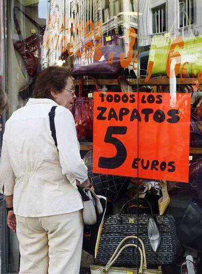 La crisis afecta a todos. Los compradores prescinden de gastos o buscan gangas. Los vendedores extreman las rebajas.