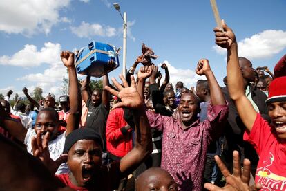 Supporters of Kenyan opposition National Super Alliance (NASA) gather in Nairobi, Kenya November 28, 2017. REUTERS/Baz Ratner